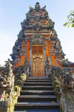 Sabahın erken saatlerinde Endonezya 'daki güzel Saraswati Tapınağı