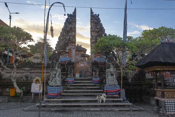 印度尼西亚乌布德大街上的许多漂亮的建筑寺庙 — 图库照片