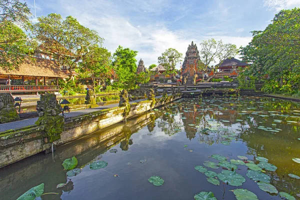 Schöner Saraswaty Tempel Morgen Spiegelt Sich Einem See Ubud Indonesien — Stockfoto