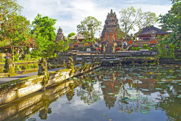 美丽的Saraswaty神庙清早 反映在印度尼西亚乌布德的Tha湖中 — 图库照片