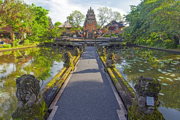 Schöner Saraswaty Tempel Morgen Spiegelt Sich Einem See Ubud Indonesien — Stockfoto