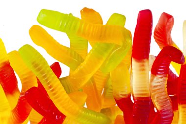 Beyaz arka plan izolasyonunda jöle ya da yılan şekeri