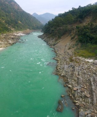 Rishikesh, Hindistan 'daki temiz Ganga nehrinin güzel manzarası.