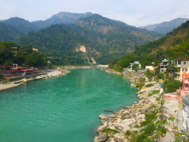 Rishikesh, Hindistan 'daki temiz Ganga nehrinin güzel manzarası.