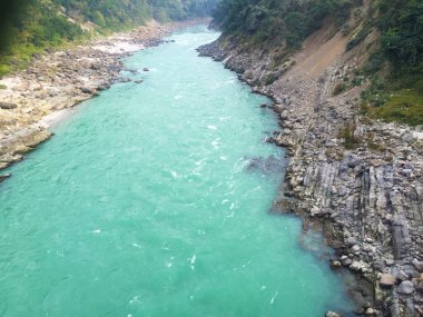 Rishikesh, Hindistan 'daki temiz Ganga nehrinin güzel manzarası.