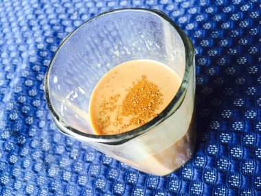 Taze lezzetli Hint yemeği Masala Chai sütlü çay içeceği.