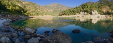 Rishikesh, Hindistan 'daki temiz Ganga nehrinin güzel manzarası.