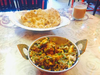 Geleneksel tabakta taze sebze, Hint yemeği.