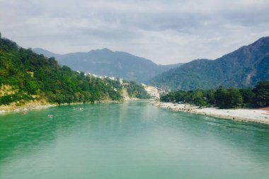 Rishikesh, Hindistan 'daki temiz Ganga nehrinin güzel manzarası.