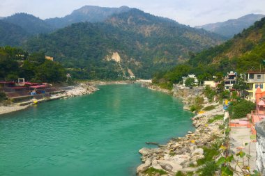 Rishikesh, Hindistan 'daki temiz Ganga nehrinin güzel manzarası.