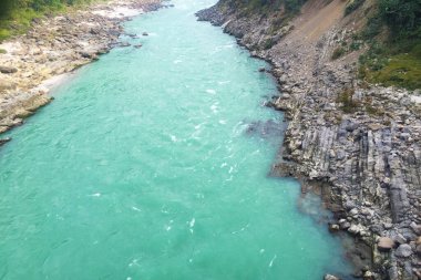 Rishikesh, Hindistan 'daki temiz Ganga nehrinin güzel manzarası.