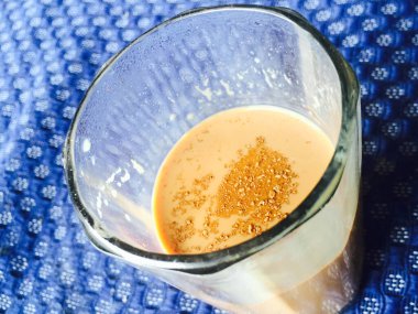 Taze lezzetli Hint yemeği Masala Chai sütlü çay içeceği.