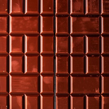 Beyaz arka planda tatlı siyah çikolata.