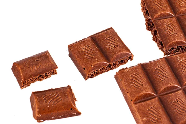 Poröse Schwarze Schokolade Isoliert Auf Weißer Milch — Stockfoto