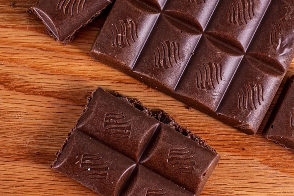 Chocolate Leite Poroso Fundo Madeira — Fotografia de Stock