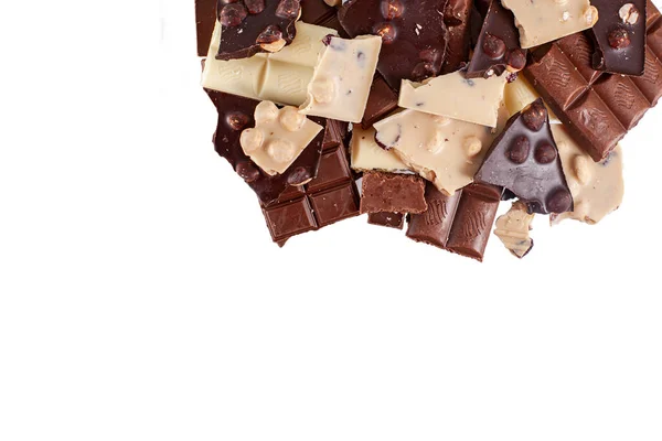 Összetört Fekete Fehér Csokoládé Sáv Nagy Mogyoróval Elszigetelt Fehér — Stock Fotó