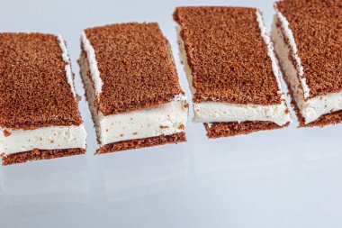 Beyaz arka planda taze tatlı