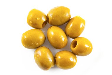 Beyaz arkaplanda yeşil zeytinler izole