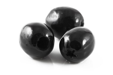 Siyah zeytin - appilatörler, beyaz arkaplanda izole edilmiş.