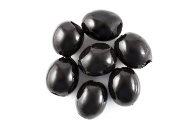 Siyah zeytin - appilatörler, beyaz arkaplanda izole edilmiş.