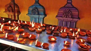 Batu Mağaraları, Makezya yakınlarındaki Hindu tapınağında feri ile mumlar