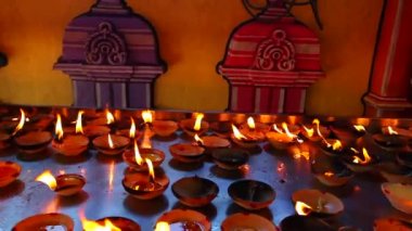 Batu Mağaraları, Makezya yakınlarındaki Hindu tapınağında feri ile mumlar