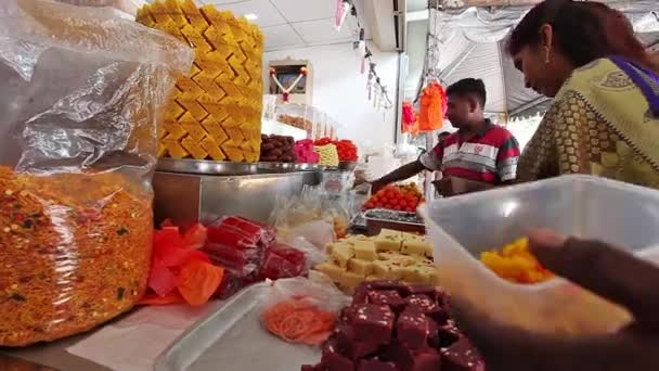Kuala Lumpur Ιανουαρίου 2020 Άνθρωποι Αγοράζουν Παραδοσιακά Μαλαισιανά Γλυκά Κοντά — Αρχείο Βίντεο