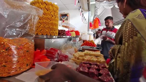 クアラルンプール 2020年1月26日 マレーシアのクアラルンプールのバトゥ洞窟近くで伝統的なマレーシアのお菓子を購入する — ストック動画