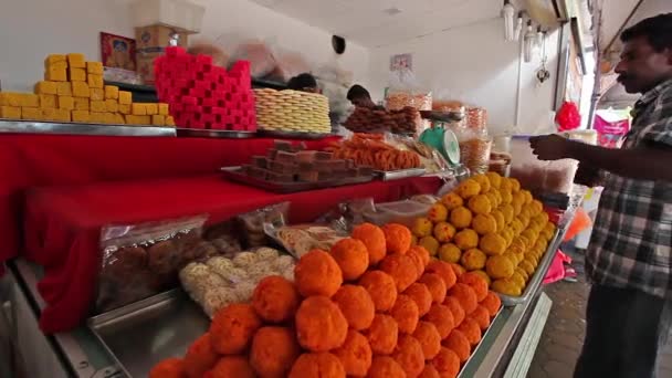 Kuala Lumpur Stycznia 2020 Ludzie Kupują Tradycyjne Malezyjskie Słodycze Pobliżu — Wideo stockowe