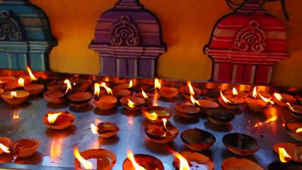 마카야시아 근처의 힌두교 사원에서 페리와 촛불들 — 비디오