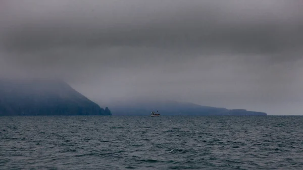 冰岛胡萨未克的海洋和山区景观 多雾的早晨 — 图库照片