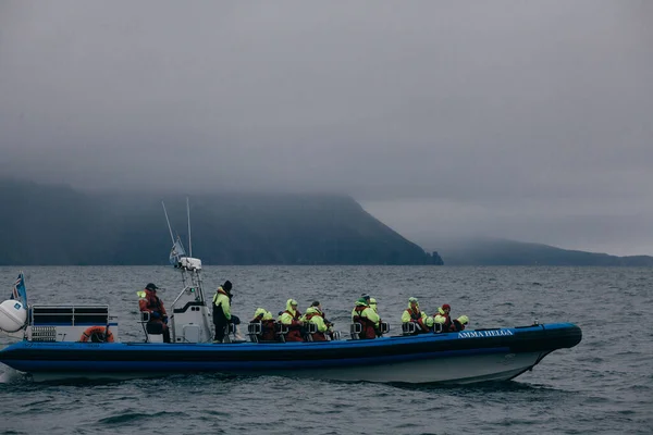Husavik Islândia Agosto 2017 Barco Com Equipe Vela Turistas Começam — Fotografia de Stock