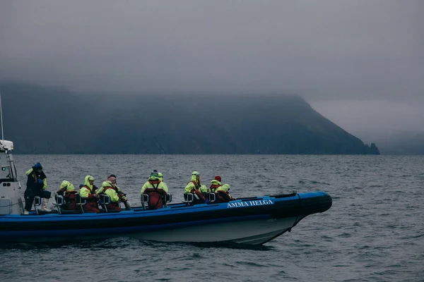 Husavik Islândia Agosto 2017 Barco Com Equipe Vela Turistas Começam — Fotografia de Stock