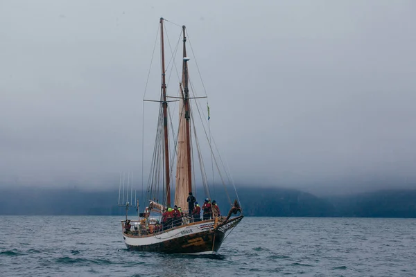 Husavik Islândia Agosto 2017 Barco Com Equipe Vela Turistas Começam — Fotografia de Stock