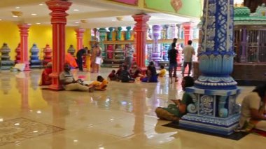 Batu, Kuala Lumpur, Malezya - 23 Ocak 2020: Kuala lumpur 'daki Batu Mağaraları yakınlarındaki Ünlü Hindu Tapınağı' nda İnsanlar