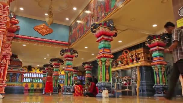 말레이시아의 콸라룸푸르의 2020 쿠알라룸푸르의 근처에 힌두교 사원의 사람들 — 비디오