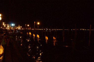 Binalar, kanalları su ve Venedik renklerde