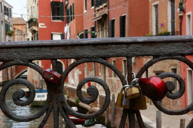 Binalar, kanalları su ve Venedik renklerde