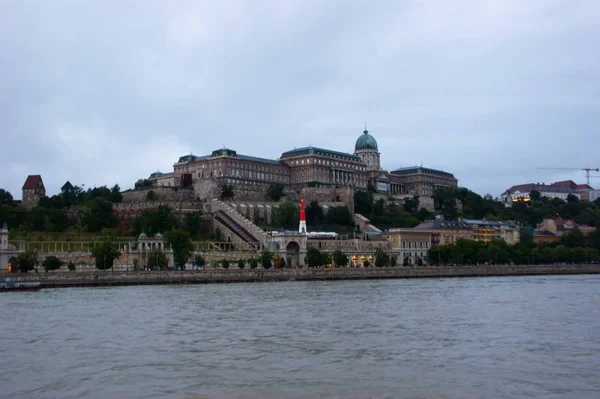 Byggnader Budapest Natten Längs Danubio River — Stockfoto