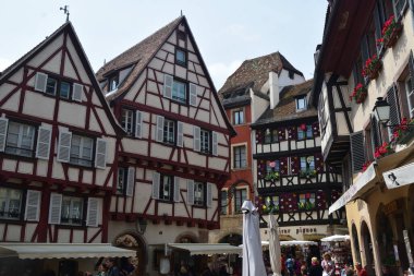 Fransa 'nın Grand Est bölgesindeki Alsazia' daki güzel Colmar kasabası.