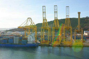 Barcellona manzarası, ayrıntılar, liman ve tarihi binalar