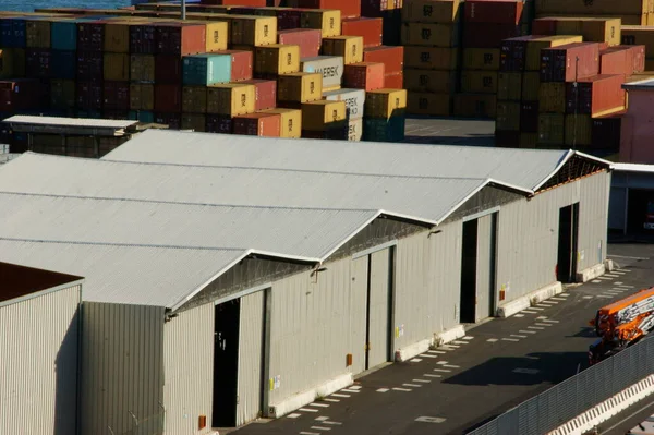 Industriehafen Mit Einer Menge Containern Und Shio lizenzfreie Stockbilder