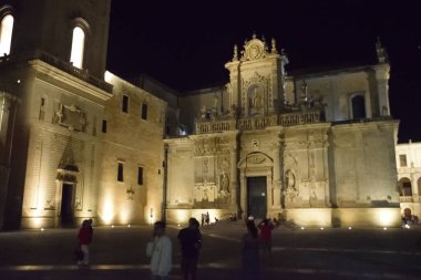 Geceleri Lecce 'nin anıtları, binaları ve tarihi