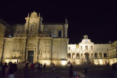 Geceleri Lecce 'nin anıtları, binaları ve tarihi