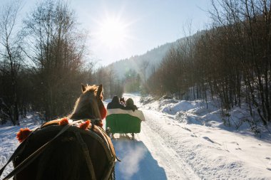 Mercek parlaması ile kışın bir kızakta binmek 