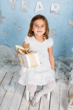 Elinde bir hediyeyle gülümseyen güzel bir kız..