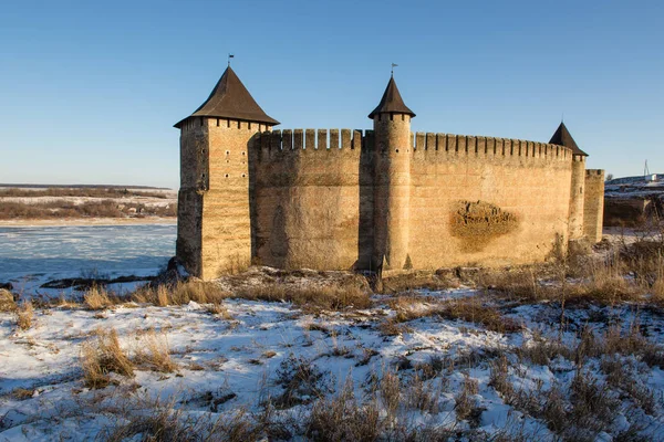 Antiguo castillo de piedra en invierno. Paisaje . —  Fotos de Stock