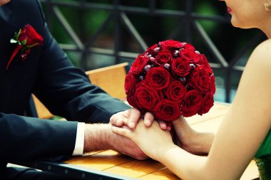 Damat masada oturan hassas gelinin ellerini tutar