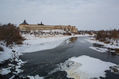 Kışın antik taş castle. Manzara.