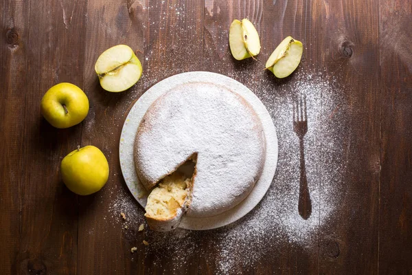 Apple pie dusted with icing sugar — Stock Photo, Image